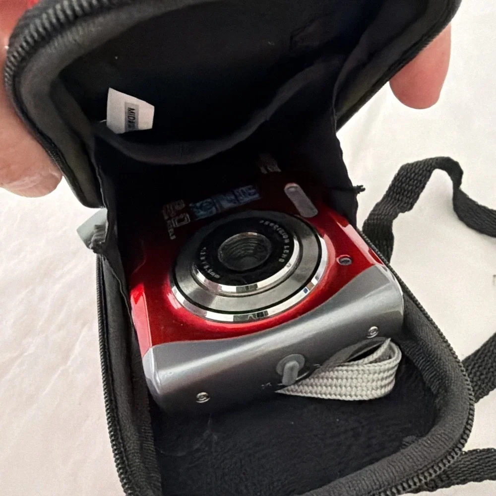 Vivitar ViviCam 8426 Red Digital Waterproof Camera 8.0MP Display / Carrying Case